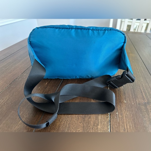 Travelon RFID waistpack - Picture 13 of 14